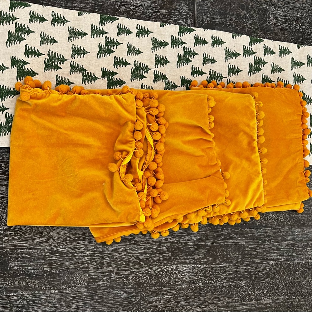 Set of 4 26x26 Velvet Throws with pompoms-cases only - Picture 4 of 4